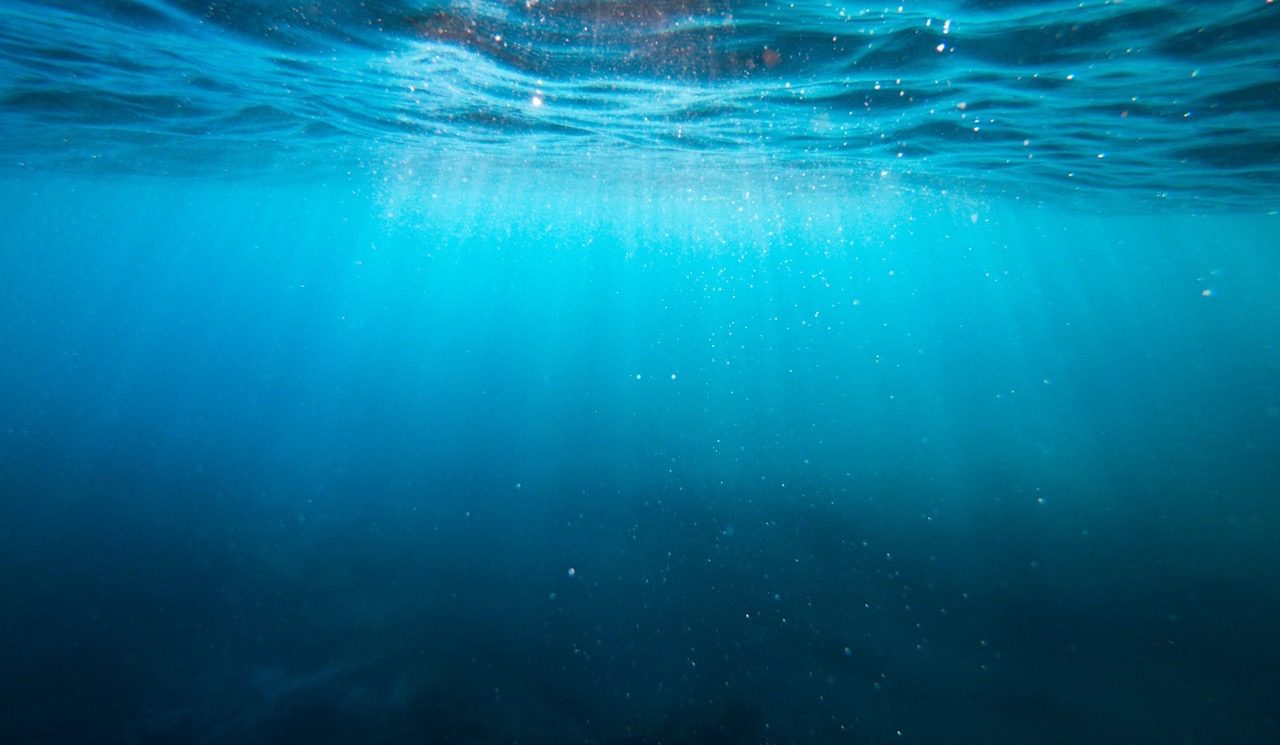 Sonnenlicht bricht sich unter der Wasseroberfläche