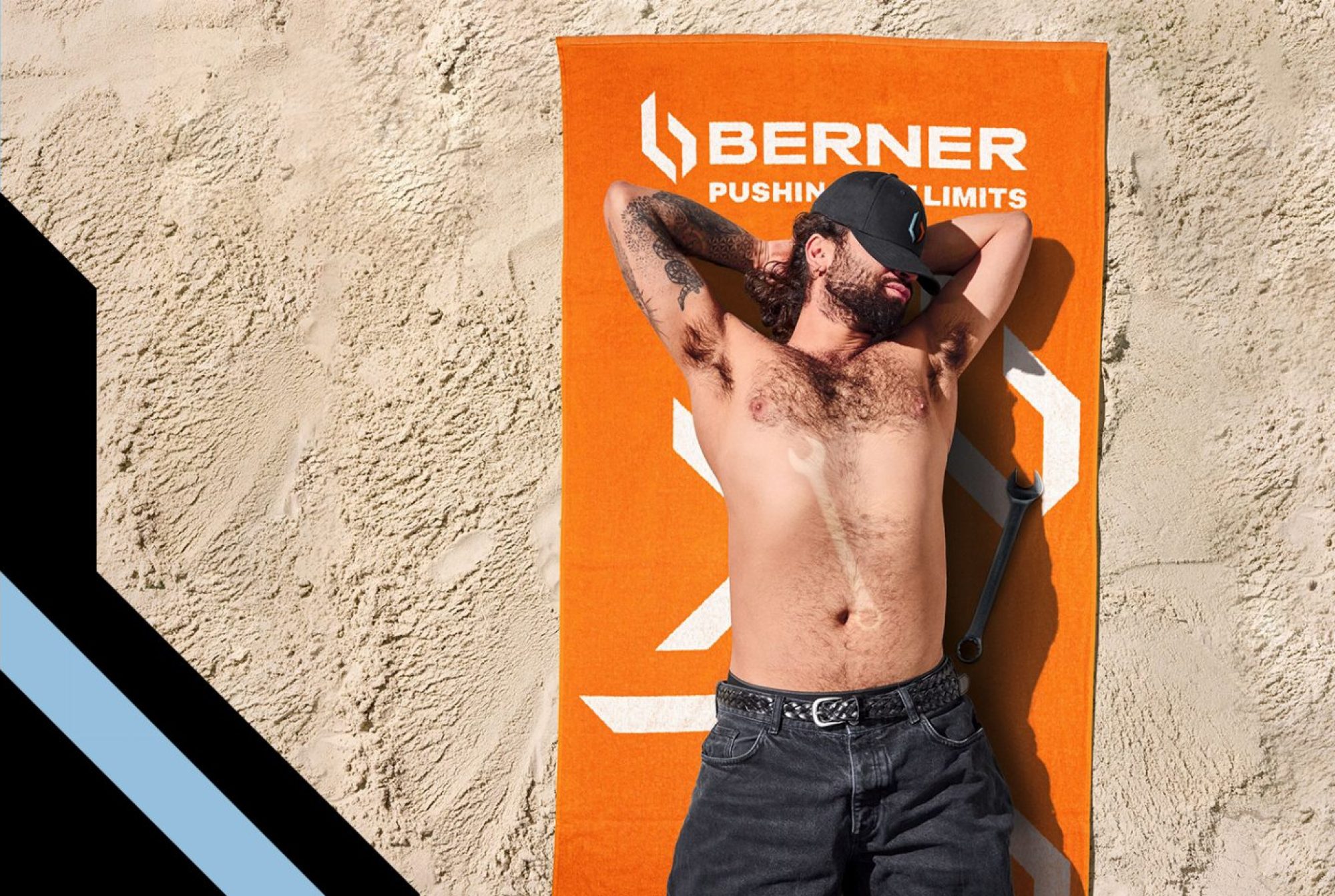 BERNER Shop Mann oberkörperfrei auf Handtuch