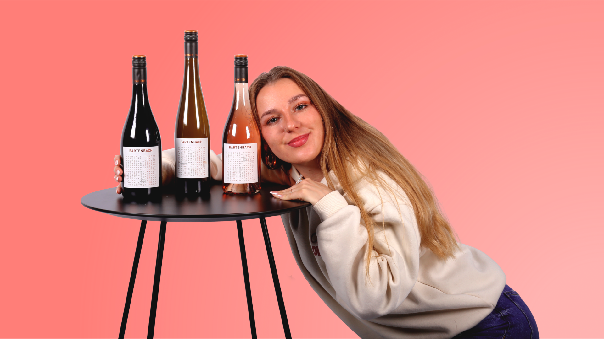BAAG_PR_2024_Marie_Wein_mittig_tisch_